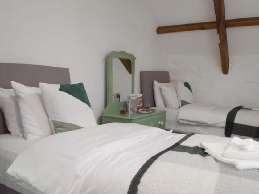 Twin bedroom | Ty Ceffylau - Cwmiar Holiday Cottages, Llanllwni