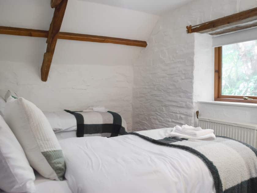 Twin bedroom | Ty Ceffylau - Cwmiar Holiday Cottages, Llanllwni