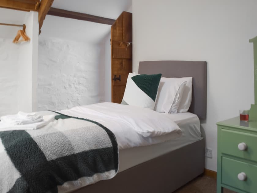 Twin bedroom | Ty Ceffylau - Cwmiar Holiday Cottages, Llanllwni