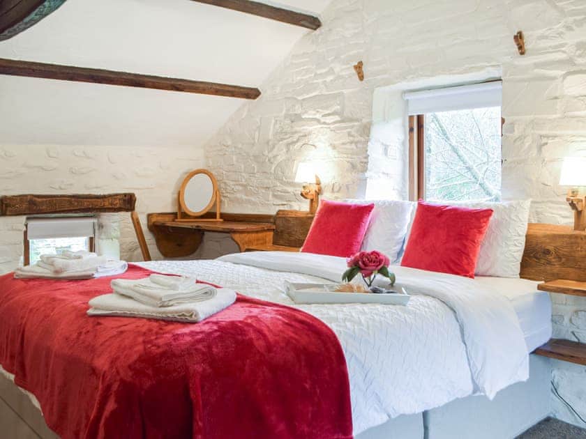 Double bedroom | Ty Tarw - Cwmiar Holiday Cottages, Llanllwni