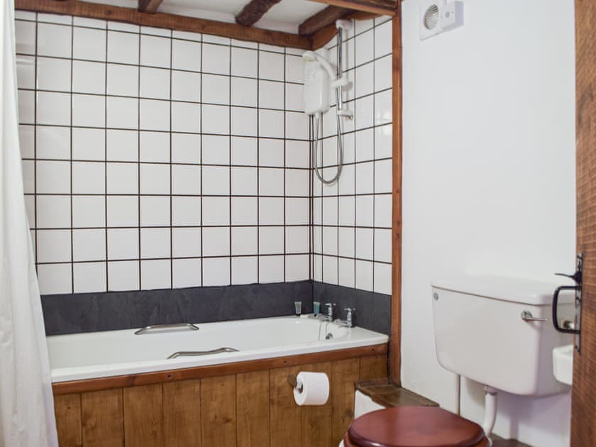 Bathroom | Ty Tarw - Cwmiar Holiday Cottages, Llanllwni