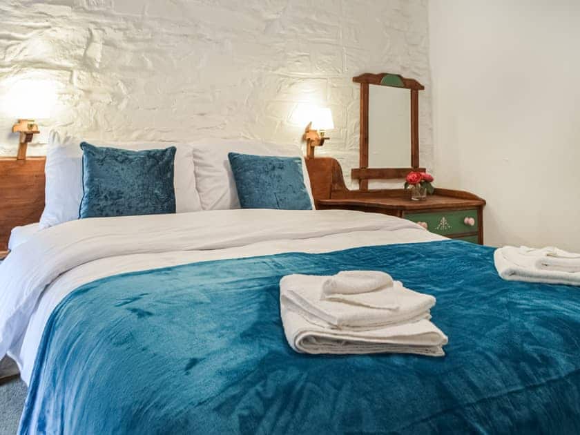 Double bedroom | Y Beudy - Cwmiar Holiday Cottages, Llanllwni