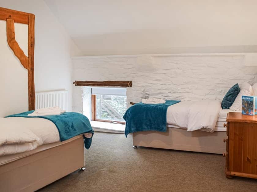 Twin bedroom | Y Beudy - Cwmiar Holiday Cottages, Llanllwni
