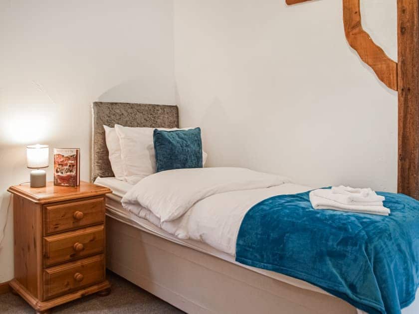 Twin bedroom | Y Beudy - Cwmiar Holiday Cottages, Llanllwni