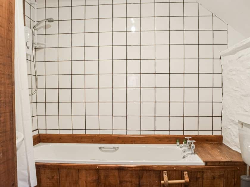 Bathroom | Y Beudy - Cwmiar Holiday Cottages, Llanllwni