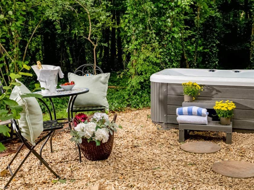 Hot tub | Honeycombe Treehouse - The Vineyard, Blandford Forum