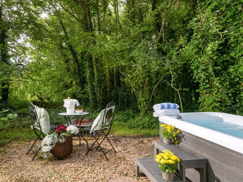 Outdoor eating area | Honeycombe Treehouse - The Vineyard, Blandford Forum