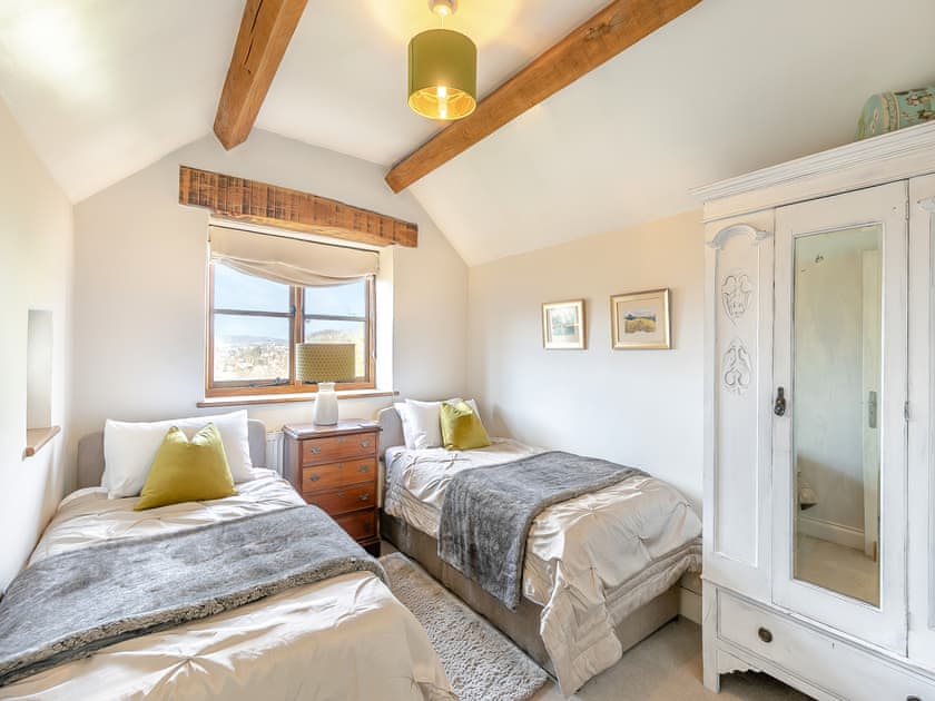 Twin bedroom | Hillcrest Cottage, Stroud