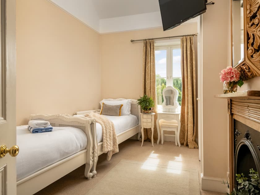 Cosy twin bedroom | Downwood Vineyard, Blandford