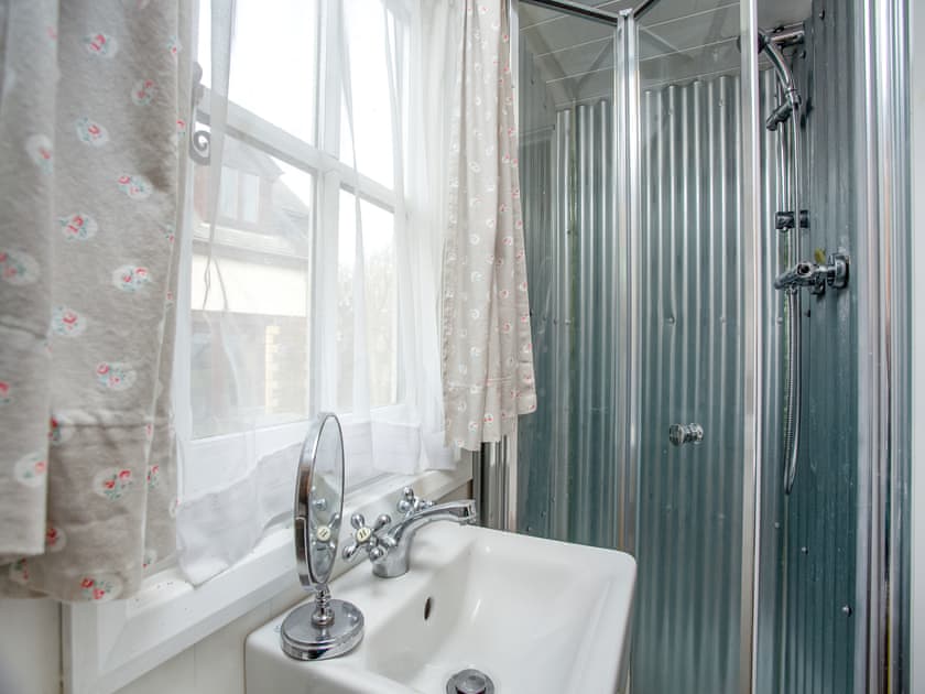 Bathroom | Candles Cottage, Cubert, near Newquay