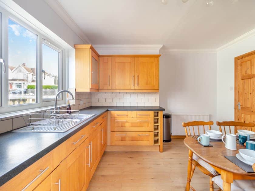 Kitchen/diner | Ty Cwtch, Seven Sisters Neath, near Swansea
