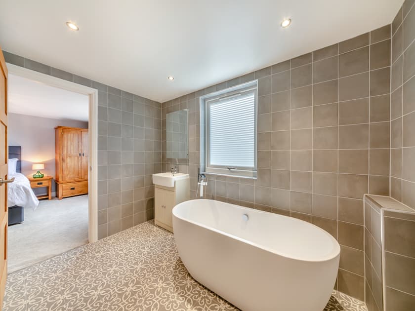 Bathroom | Wynmine Cottage, Quebec