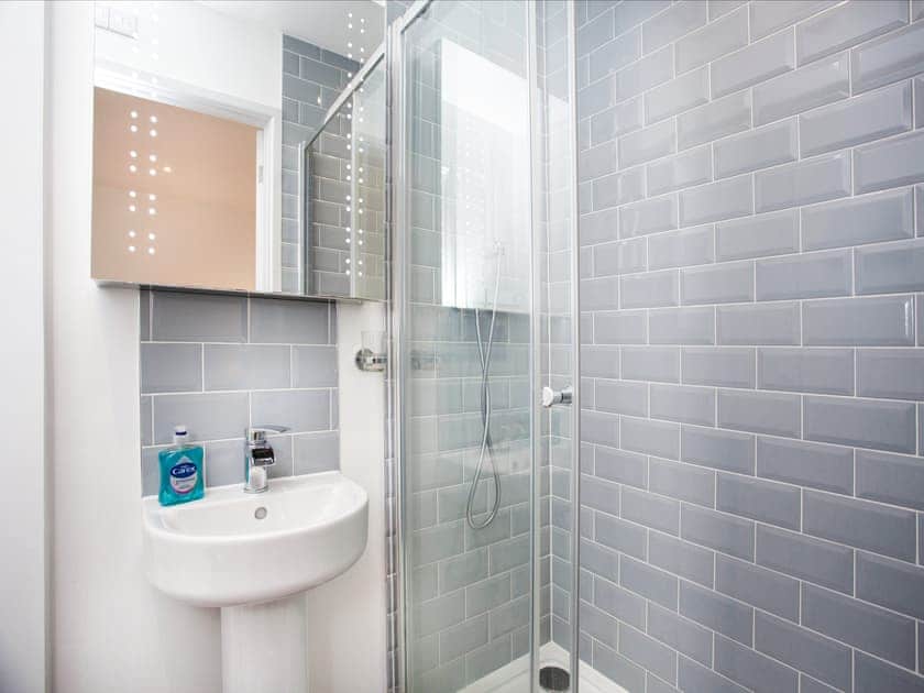 Bathroom | Mermaids View - Sunnybeach Holiday Apartments, Paignton