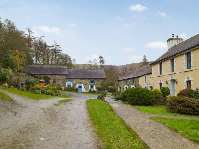 Exterior | Ty Tarw - Cwmiar Holiday Cottages, Llanllwni