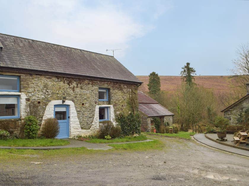 Exterior | Y Beudy - Cwmiar Holiday Cottages, Llanllwni
