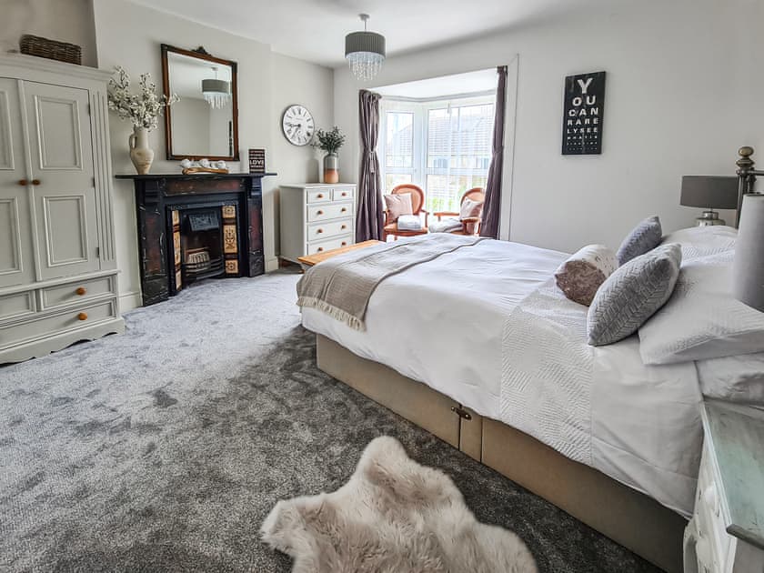 Kingsize bedroom  | Hideaway House, Portland 
