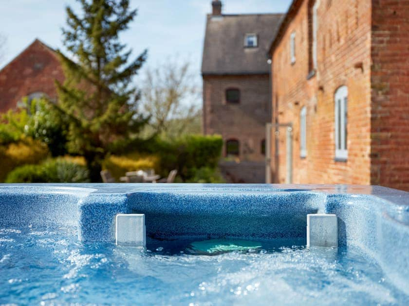 Hot tub | Sunshine Cottage, Kirk Langley, Ashbourne