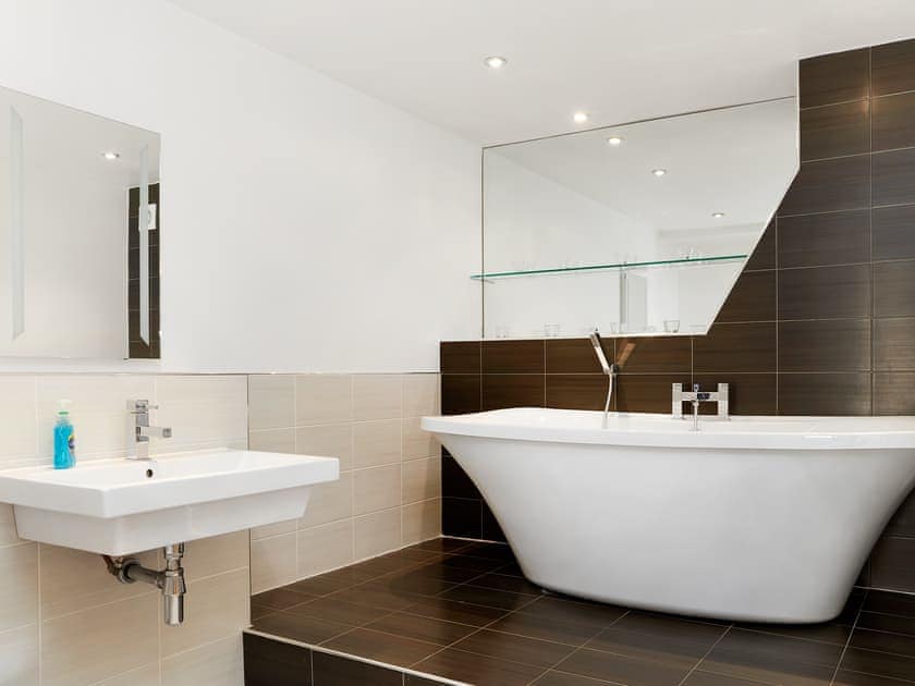 Bathroom | Sunshine Cottage - Nether Burrows Farm, Kirk Langley, Ashbourne