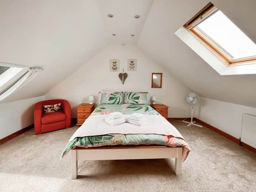 Double bedroom with Kingsize bed  | Sgubor Wennol Ty Du, Llannor, near Pwllheli