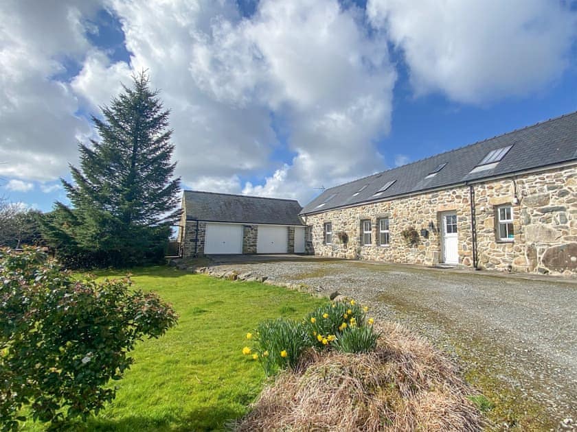 Front of exterior | Sgubor Wennol Ty Du, Llannor, near Pwllheli