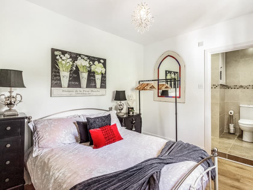 Double bedroom | Llwynhelig House - Llwynhelig Holidays, Llwynhelig