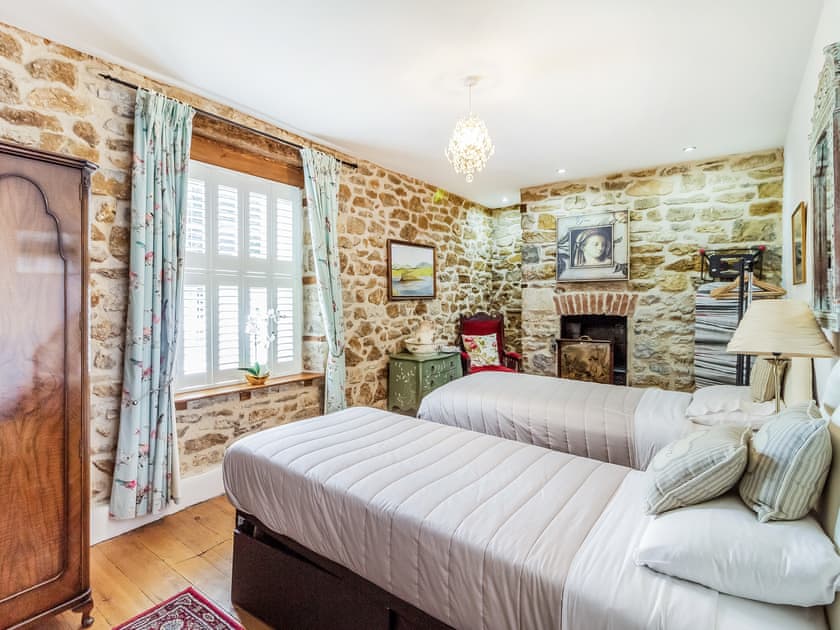 Twin bedroom | Llwynhelig House - Llwynhelig Holidays, Llwynhelig