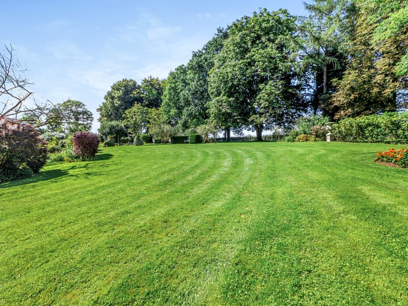 Garden | Llwynhelig House - Llwynhelig Holidays, Llwynhelig