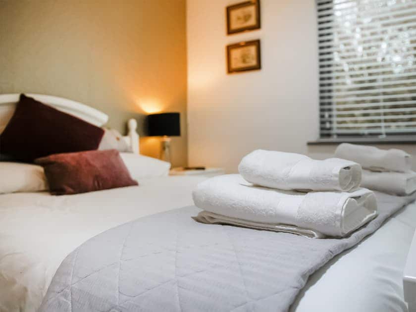Cosy bedroom with kingsize bed | Tree Tops - Mount Pleasant Cottages, Mount, near Bodmin