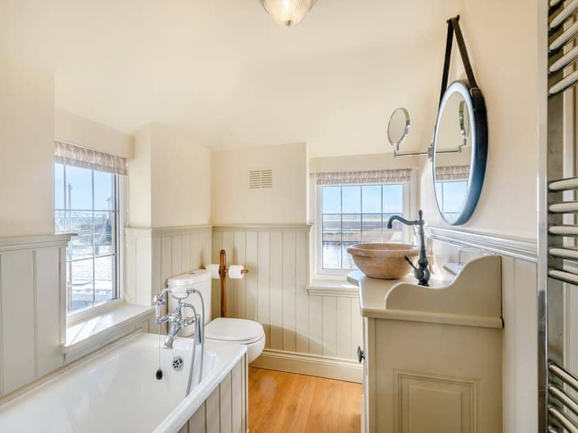 En-suite bathroom | Ship Cottage - Rose and Ship Cottage, Reedham