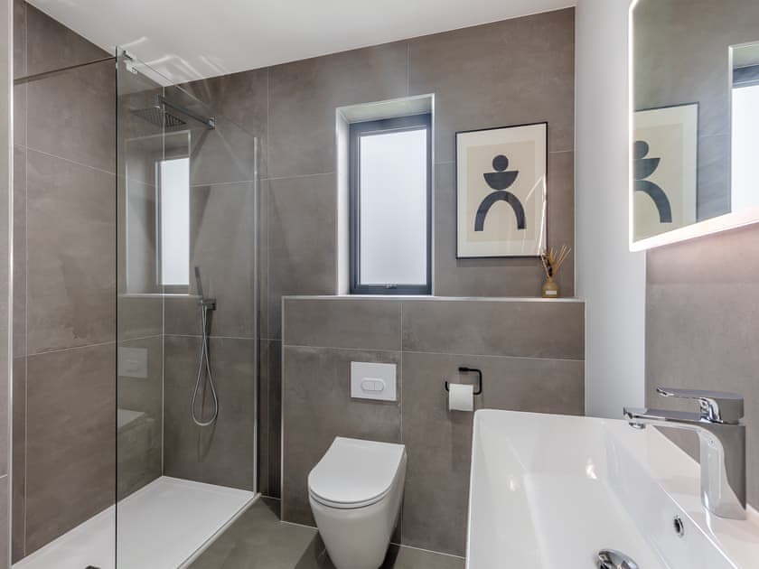 Bathroom | Lodge Three - Ty Llwyd, Llangefni