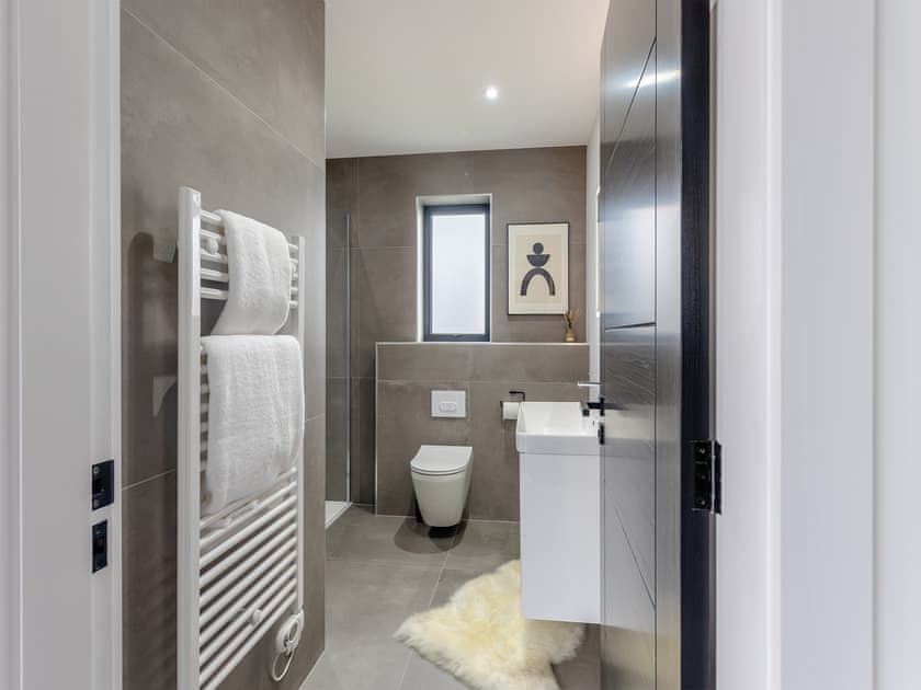 Bathroom | Lodge Three - Ty Llwyd, Llangefni