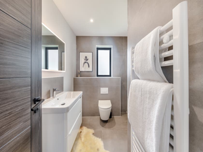 Bathroom | Lodge Four - Ty Llwyd, Llangefni