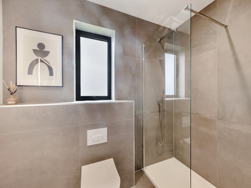 Bathroom | Lodge Four - Ty Llwyd, Llangefni
