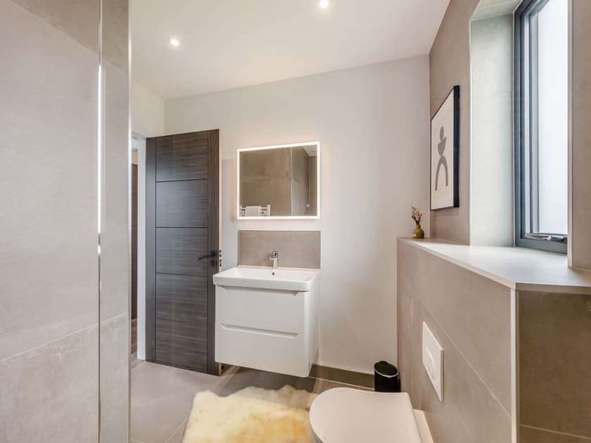 Bathroom | Lodge Four - Ty Llwyd, Llangefni
