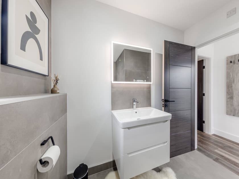 Bathroom | Lodge Two - Ty Llwyd, Llangefni