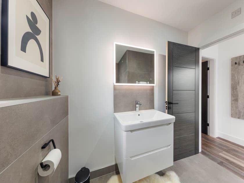 Bathroom | Lodge One - Ty Llwyd, Llangefni