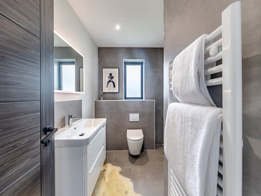 Bathroom | Lodge Five - Ty Llwyd, Llangefni
