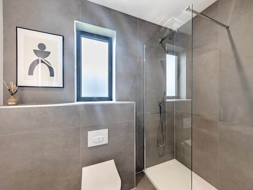 Bathroom | Lodge Five - Ty Llwyd, Llangefni