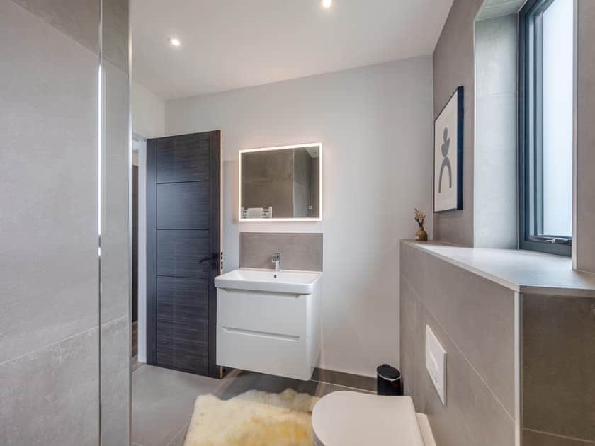 Bathroom | Lodge Five - Ty Llwyd, Llangefni