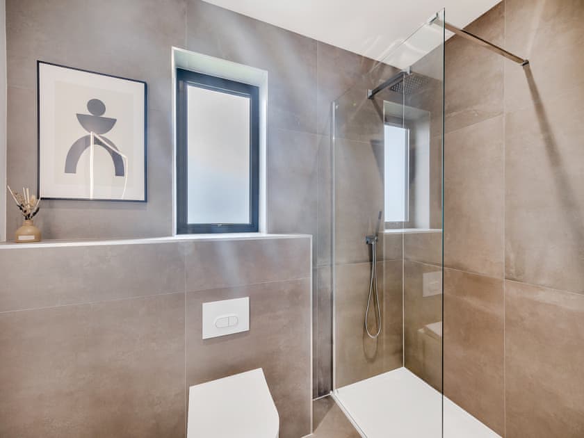 Bathroom | Lodge Six - Ty Llwyd, Llangefni