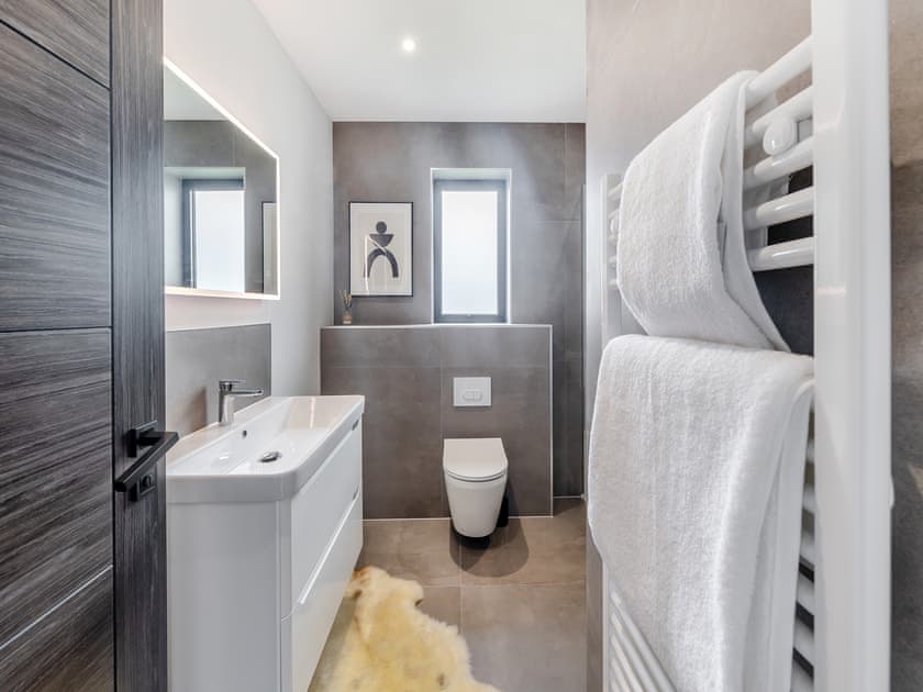 Bathroom | Lodge Six - Ty Llwyd, Llangefni