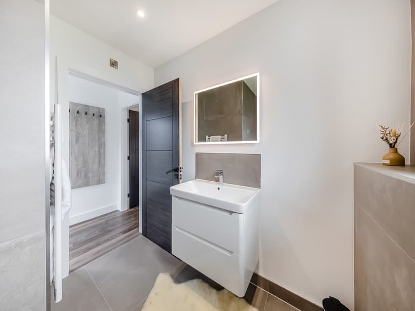 Bathroom | Lodge Six - Ty Llwyd, Llangefni
