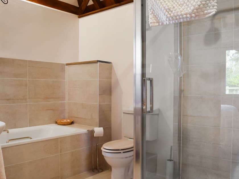 Bathroom | Meadowbrook Farm - Byre Cottage - Meadowbrook Farm Cottages, Moreton, near Thame