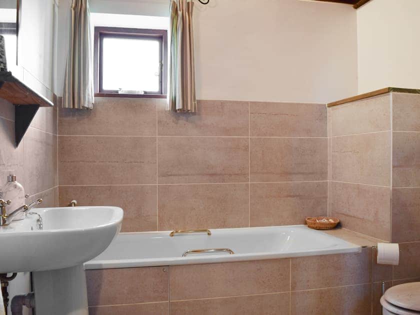 Bathroom | Meadowbrook Farm - Byre Cottage - Meadowbrook Farm Cottages, Moreton, near Thame