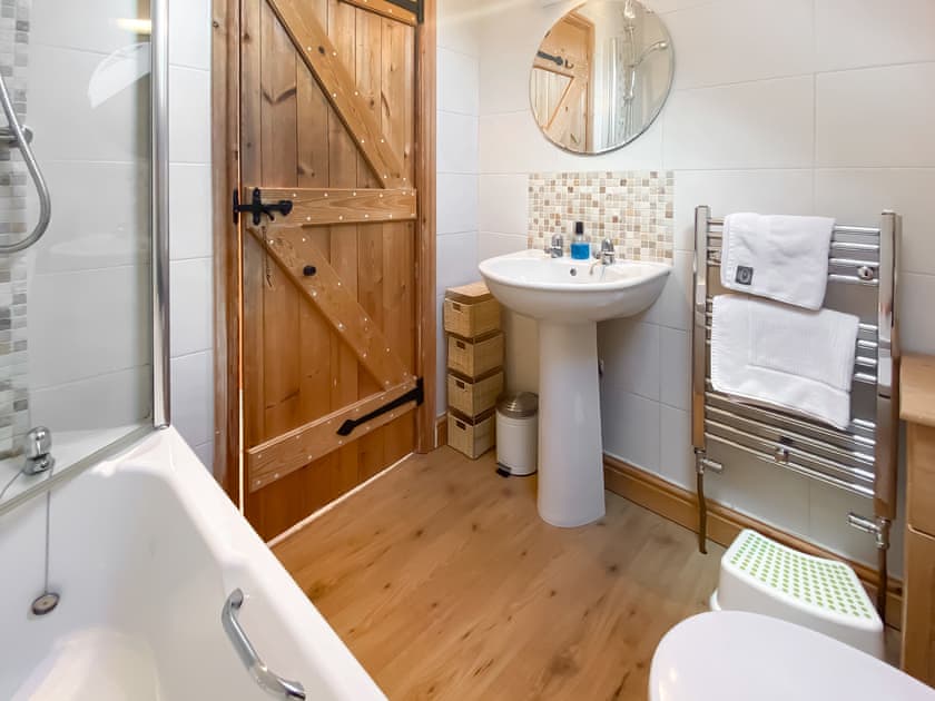 Bathroom | Sgubor Wennol Ty Du, Llannor, near Pwllheli