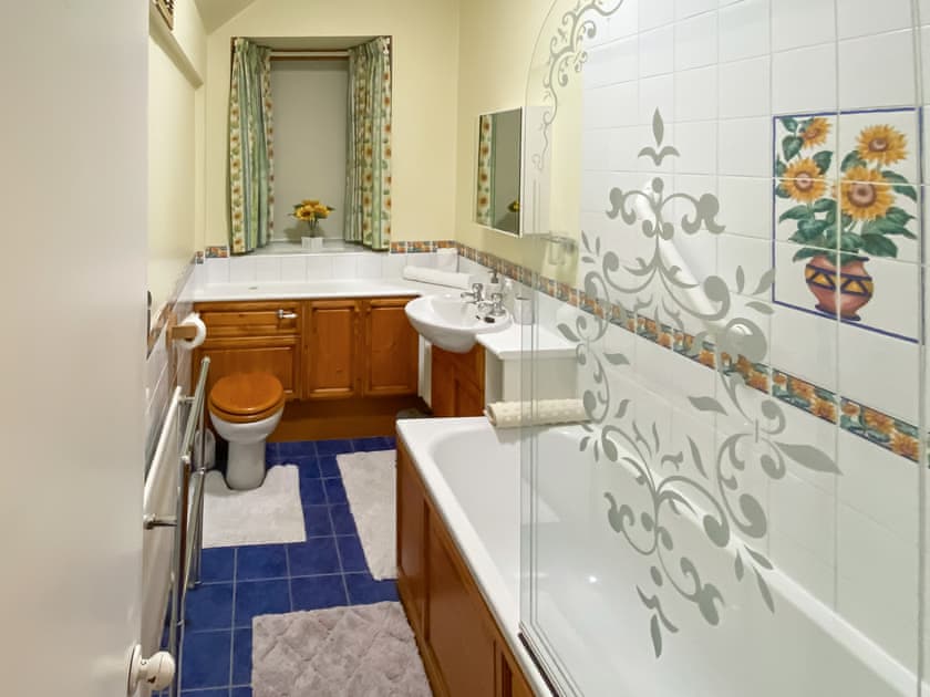 Bathroom | Elizabeth Lodge, Alford