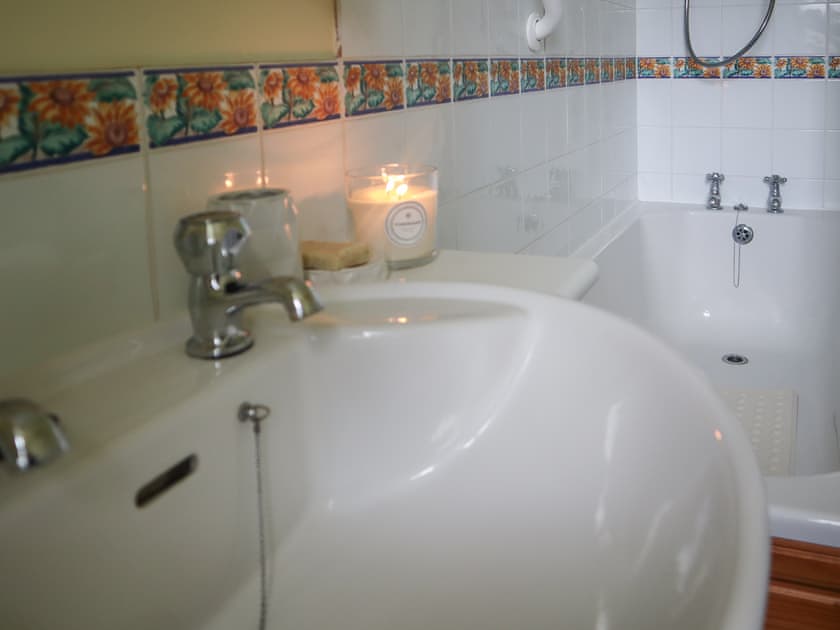 Bathroom | Elizabeth Lodge, Alford