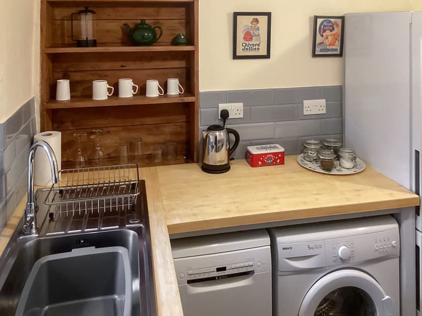 Kitchen | Honeysuckle Cottage - Capel Bethesda, Aberllefenni, near Machynlleth