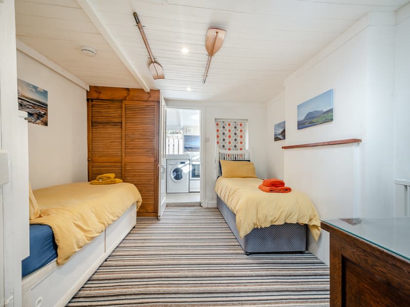Twin bedroom | Apostles Back House - Apostle Cottages, Lochranza