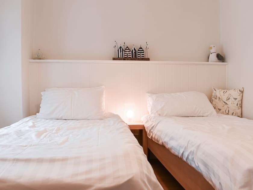 Twin bedroom | Bithecutt Cottage, Bude